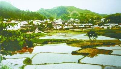 永顺县塔卧镇新貌.本报记者 赵持 摄(翻拍)