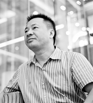 德豪润达董事长王冬雷(左)与雷士照明创始人吴长江(右(资料图)