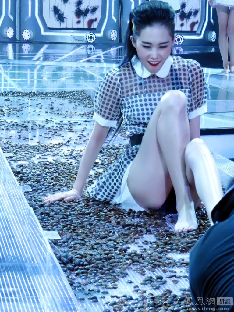 女模光脚走在铺满虫子的台上