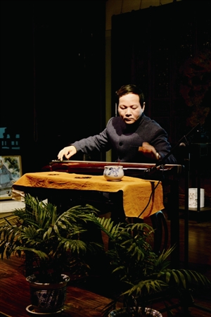 扬州的马维衡"弹而优则作",他制作的古琴自成风格,名头甚响,有"马琴"