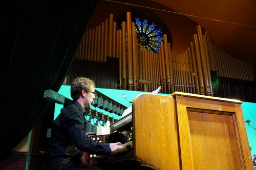 加拿大音乐家肖恩以管风琴演奏《稍慢的行板》.