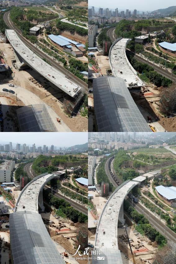 由中国中铁七局集团西铁工程公司承建的上塬路上跨陇海铁路立交桥转体