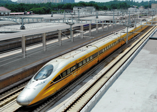 8月22日,沪昆高铁联调联试动检车首次以每小时322公里的速度,驶过沪昆