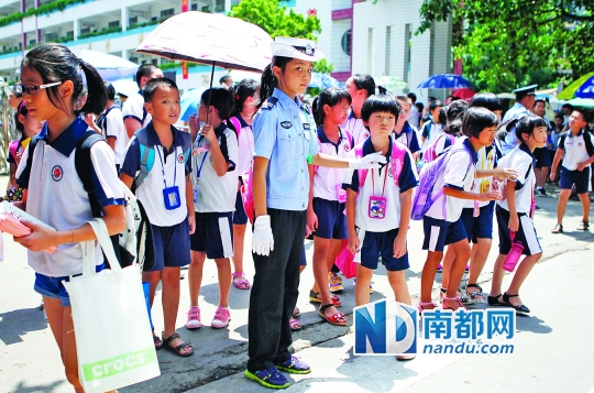 放学后校门口 帅气"小交警"