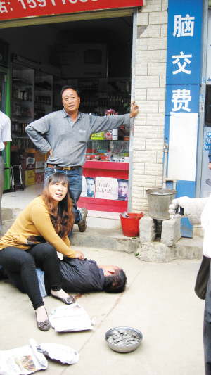 女老板将二次行骗的男子按翻在地 陈顺友 供图