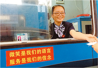 记者抓拍安徽省合铜黄高速公路陵阳收费站工作人员面带微笑服务