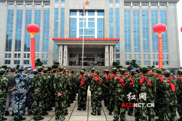 (5日上午,2014年长沙市欢送新兵入伍仪式在长沙警备区举行.