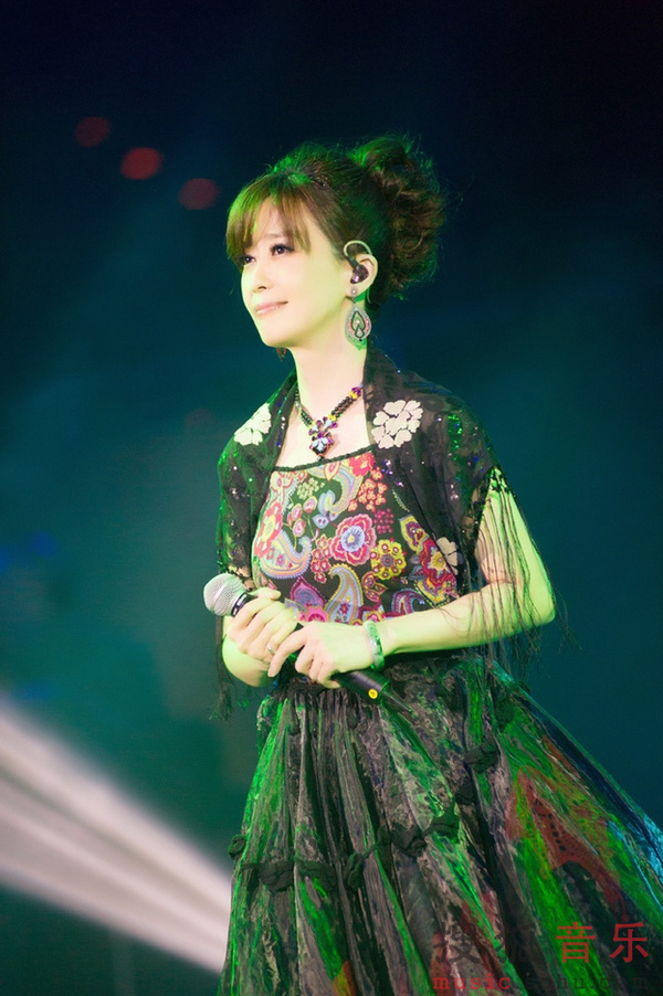 孟庭苇上海欢度中秋 数千歌迷合唱月亮的脸(图)