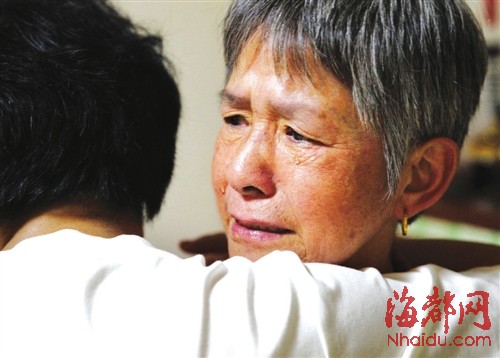 采访到最后,林妈妈不禁老泪纵横,海都记者章微抱紧安慰她,31年了,儿子
