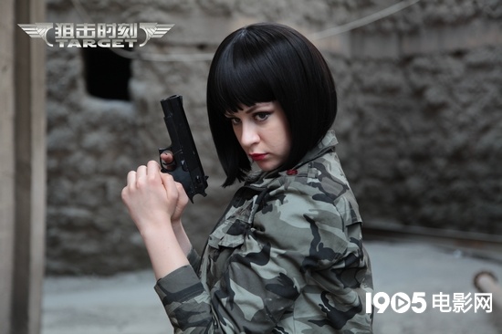 《狙击时刻》中梦丽饰演杀手卡娜