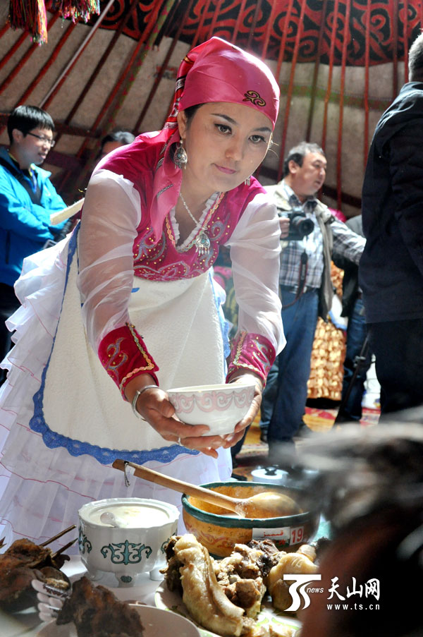 新疆阿勒泰市56种哈萨克族奶茶文化成功申报基尼斯世界纪录