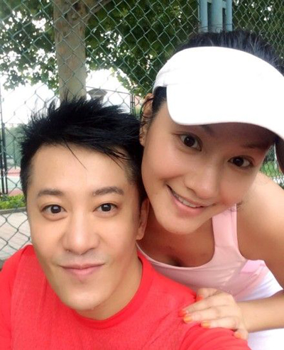 45岁毛宁年轻似小伙儿和瞿颖亲密合影