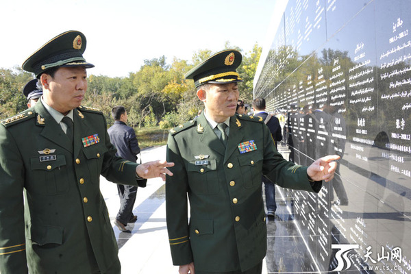 图为蔡安东政委,刘国朝主任瞻仰公安革命烈士纪念碑