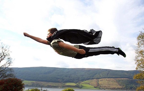 艾伦摆出超人姿势,其背景是位于克莱德河湾西岸的湖区.(网页截图)