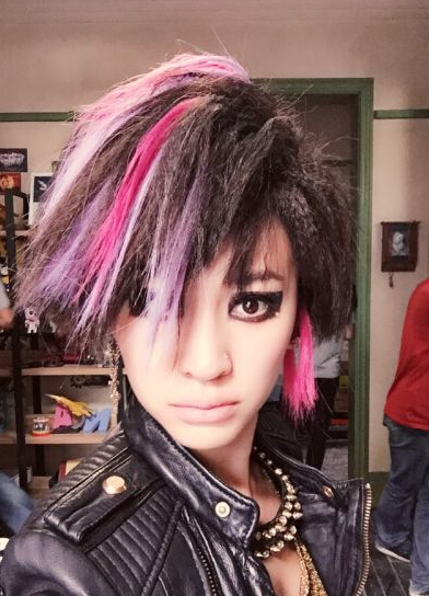 李小冉在微博上晒出自己雷人造型,变身为海盗船长,杀马特气质难以掩盖