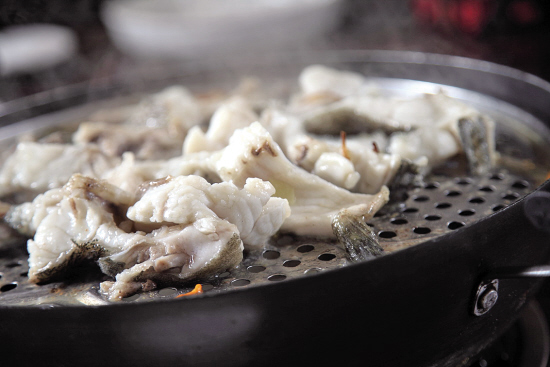 翅湯桑拿蒸淡水龍躉翅湯桑拿蒸魚,蒸完魚後切記加蒸一隻雞,湯底味道