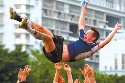 6月,球队的英国小伙丹尼尔离队告别福州前,队员们将他高高抛起,感谢他