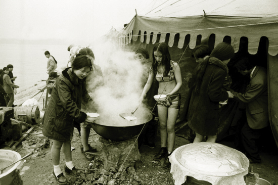 图为2000年,河南淮阳,在寒冷冬天里吃午饭的女演员们