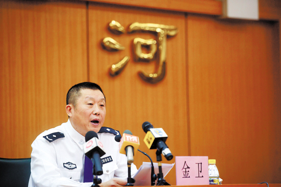 据天河区副区长,区公安分局局长金卫(左图,周巍摄)介绍,天河全区案件