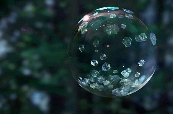 加拿大男子用镜头捕捉泡泡结冰展现泡泡变成镂空冰壳