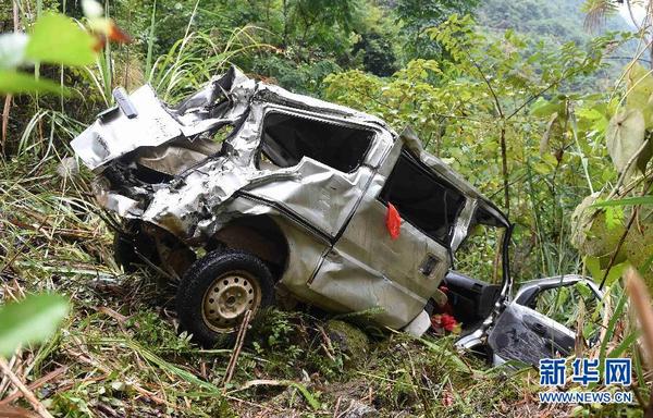 广西一超载面包车翻下山崖 致9死5伤(图)