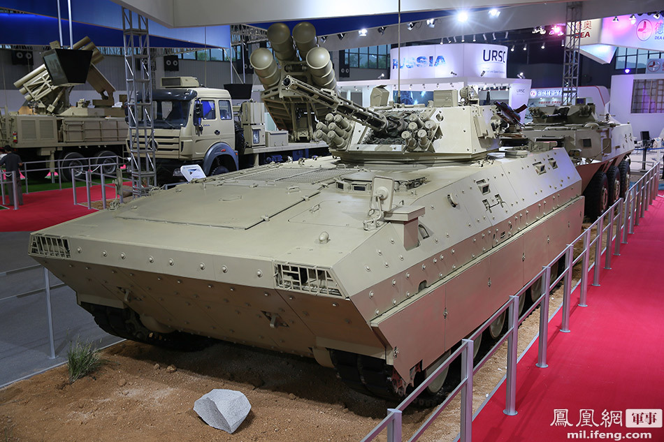 国产vn12步战换涂沙漠涂装 车体上布满"铆钉"