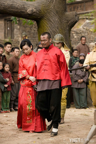 秦海璐(左)《红高粱》剧照(1 /11张)原本不看好《红高粱》改编成电视