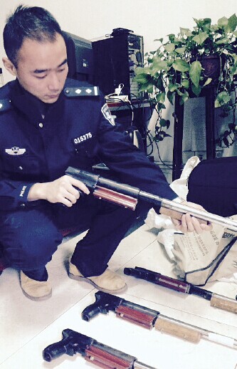 警方缴获的枪支原标题:土菜馆老板自制四支霰弹枪借给朋友使用刘强(化