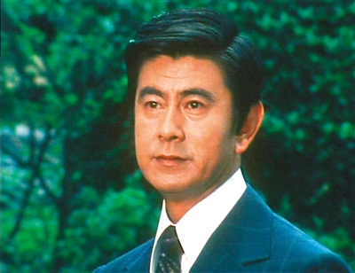 可以"退居"成家庭主妇,日本男演员则只有一条路可以走,那就是坚守