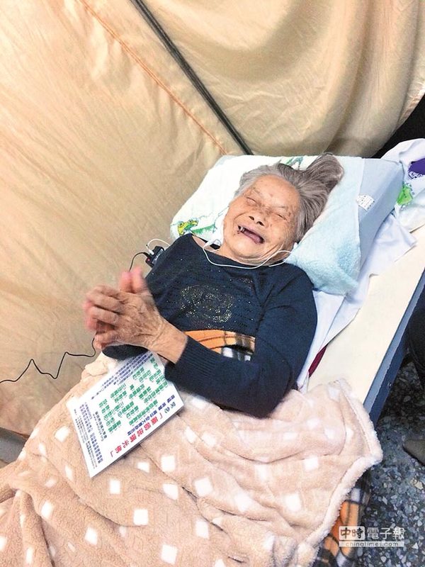 起死回生95岁老阿嬷杨张月云起死回生,又拍手又合掌地跟着家人念药师