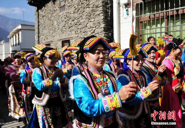 四川理县羌族民众举行祭祀仪式庆丰收迎新年|羌族|四川_凤凰资讯