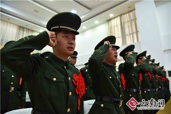 武警曲靖支队退伍老兵告别军旗图