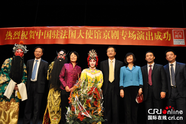 主任殷福(左二)与天津市青年京剧团团长李少波(右二)和部分演员合影