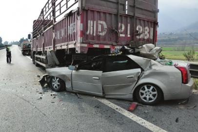 现场图12月5日中午1点过,西攀高速黄水至麻栗段发生一起交通事故.