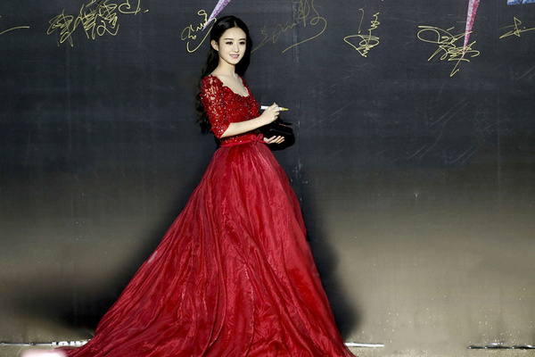 赵丽颖获得2014"人气王" 红毯着露肩红礼服美艳俏丽