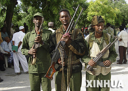 索马里政府军士兵站在首都摩加迪沙前最高法院内