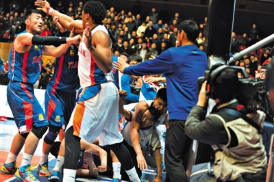 昨晚,cba川津之战现球员群殴,现场一片混乱,裁判员也被推倒在地.