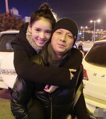 王思聪女友张予曦晒与父亲合影 主动献吻张爸