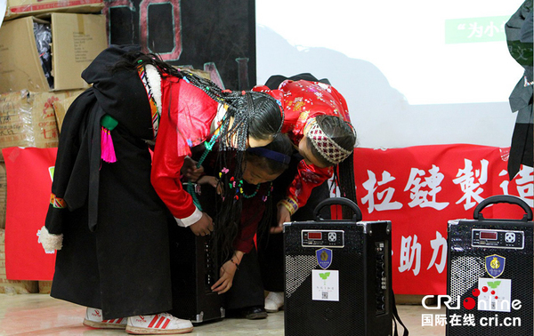 活动走进青海果洛,玉树,国内一线播音员主持人等为小学生朗读的课文