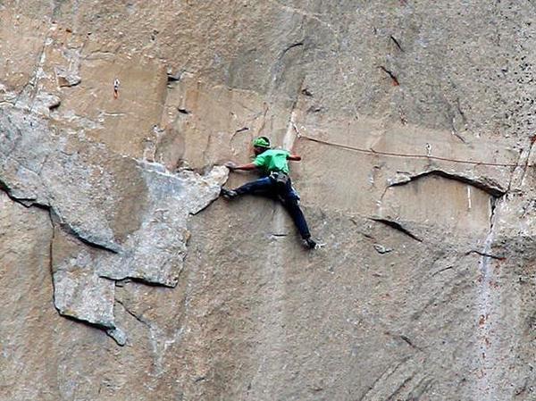 美国攀岩者徒手攀爬900多米高垂直岩壁身上只系安全绳