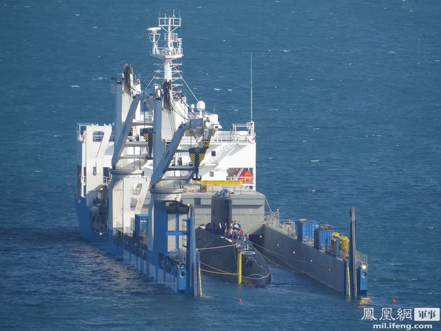 越南第三艘基洛级潜艇正式列装荷兰载驳船运送