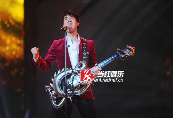 (王力宏抱着龙形吉他自弹自唱)
