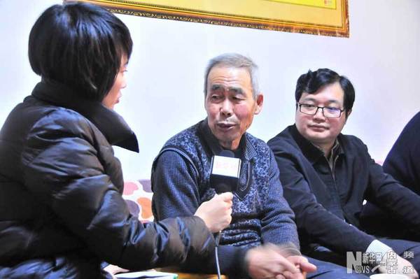 陈磊,汤计等推动呼格吉勒图案再审的新华社记者到呼格吉勒图父母家中