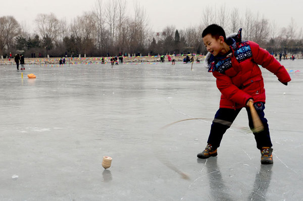 延庆冰场现冰上新宠 冰陀螺