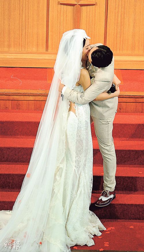 王祖蓝结婚 与妻子当众接吻6次(组图)