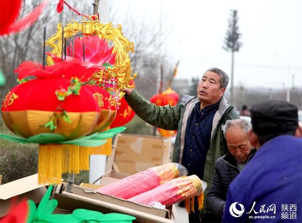 西安三兆村素有"灯笼村"之称,每年灯笼的制作和售卖受到很多人关注.