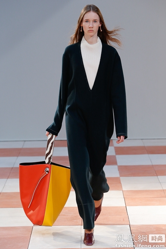 狐狸毛球搭上肩尽情玩味 celine 2015秋冬发布
