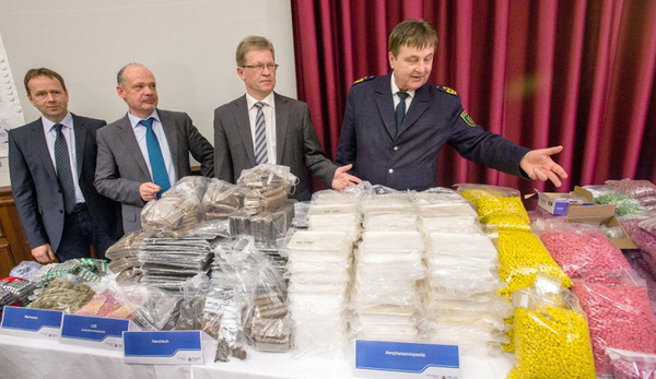 从贩毒男子住所婴儿房内搜出的毒品包括大麻,可卡因,冰毒和麦角酸二乙