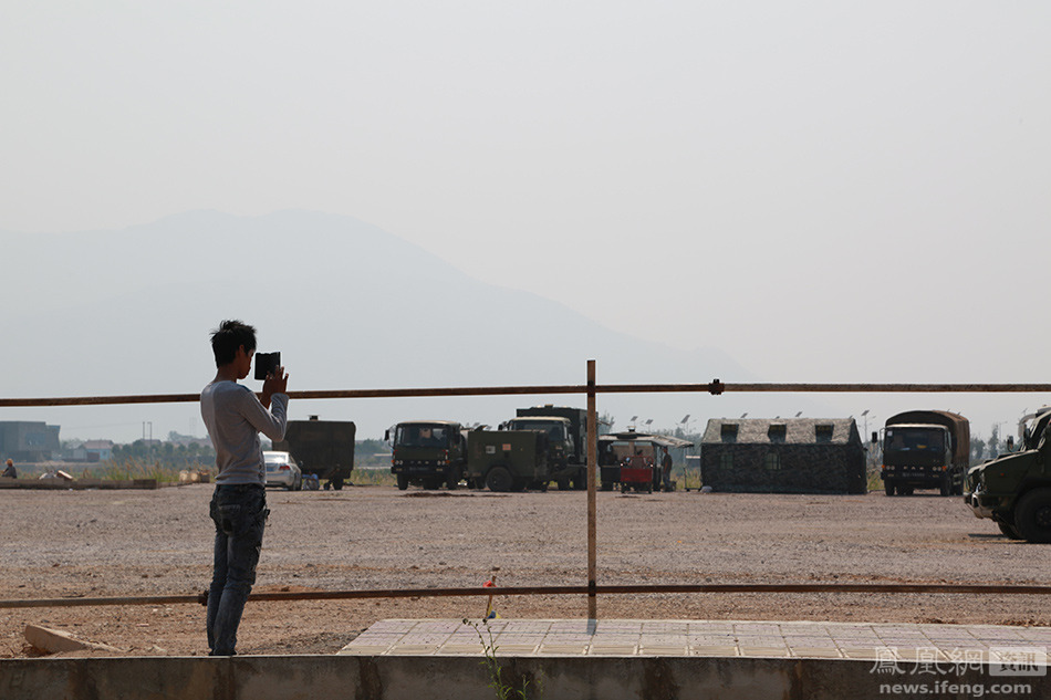 2015年3月16日,南定河边,当地人拍摄军事设施.