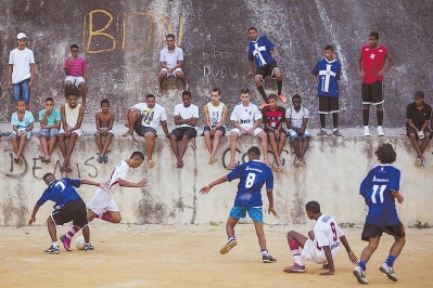 足球,在巴西街头随处可见.